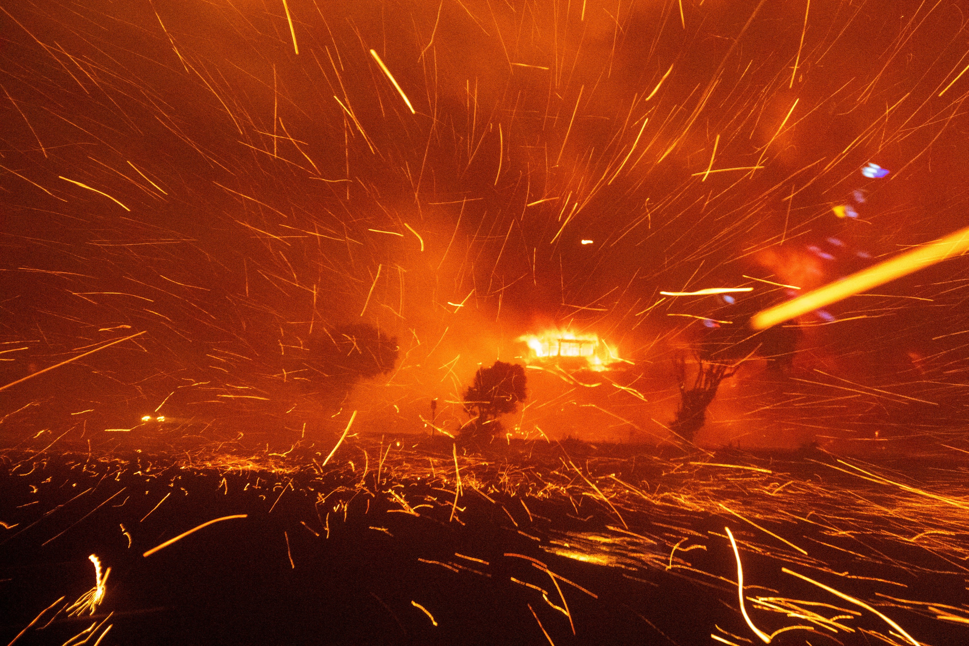 Destruição, colunas de fumaça e evacuação em massa: veja FOTOS e VÍDEOS de incêndio florestal em Los Angeles