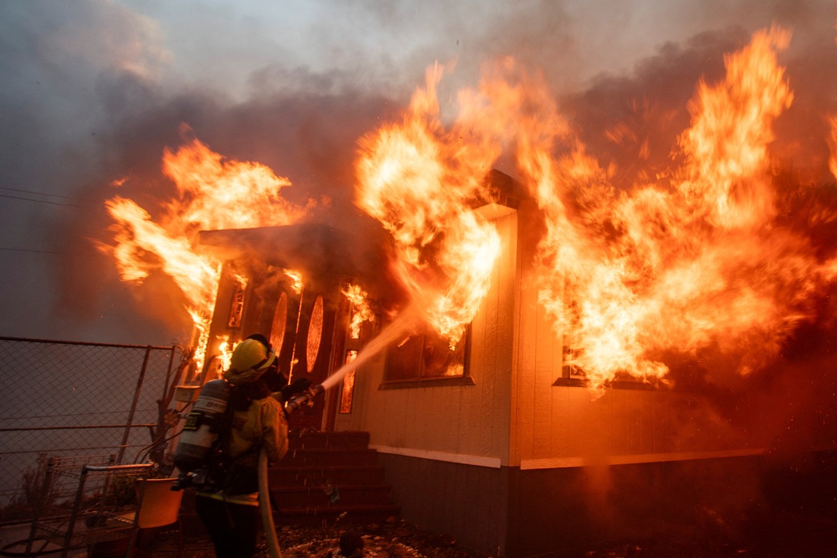 5 pessoas morrem e mais de 1,1 mil imóveis são destruídos em incêndios na região de Los Angeles; SIGA