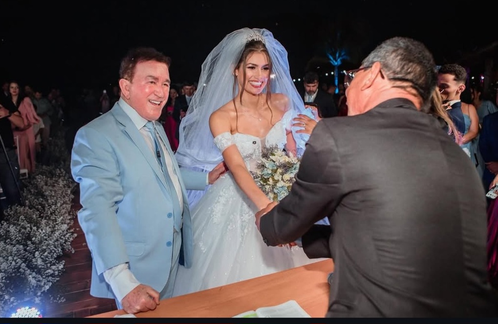 Cerimônia luxuosa, troca de vestidos e críticas nas redes: saiba como foi o casamento de Amado Batista com miss Mato Grosso