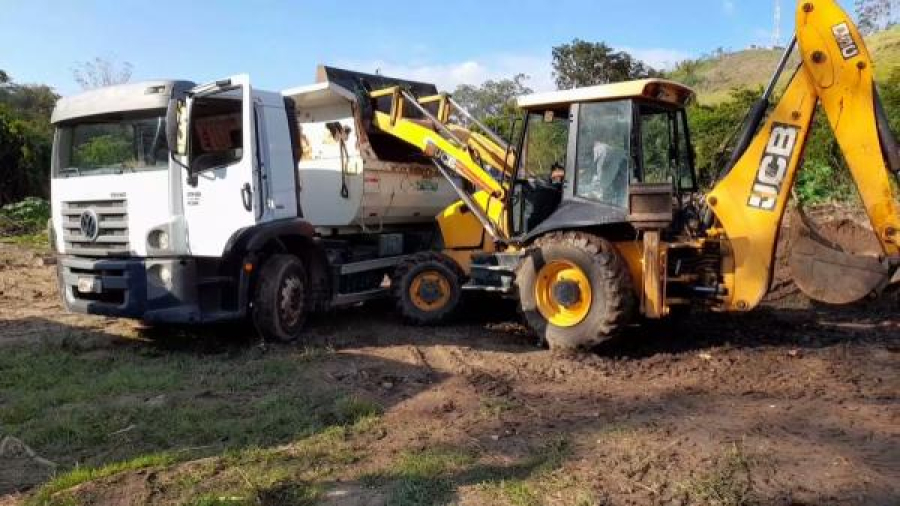 Vereador  Gringo do Barreiro solicita aquisição de retroescavadeira e caminhão caçamba para o Distrito de Primaverinha