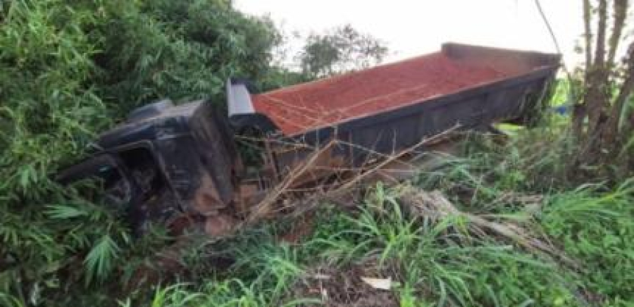 Caminhão cai em barranco após batida e motorista fica ferido