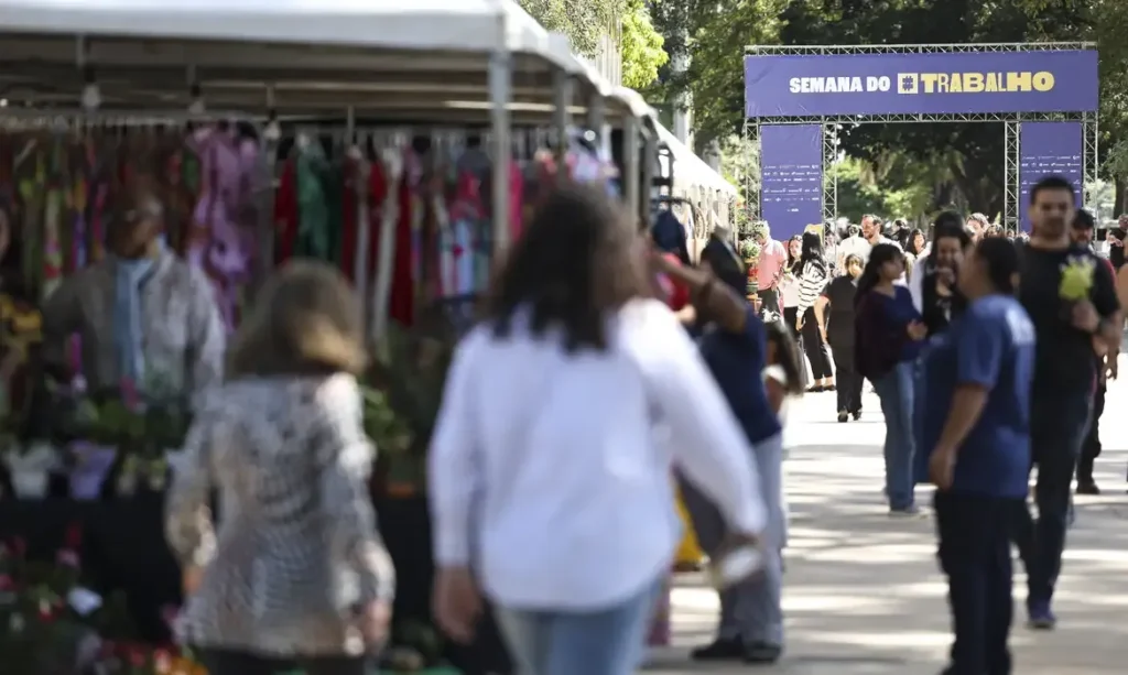 emprego-resiste-a-alta-dos-juros-e-surpreende-economistas