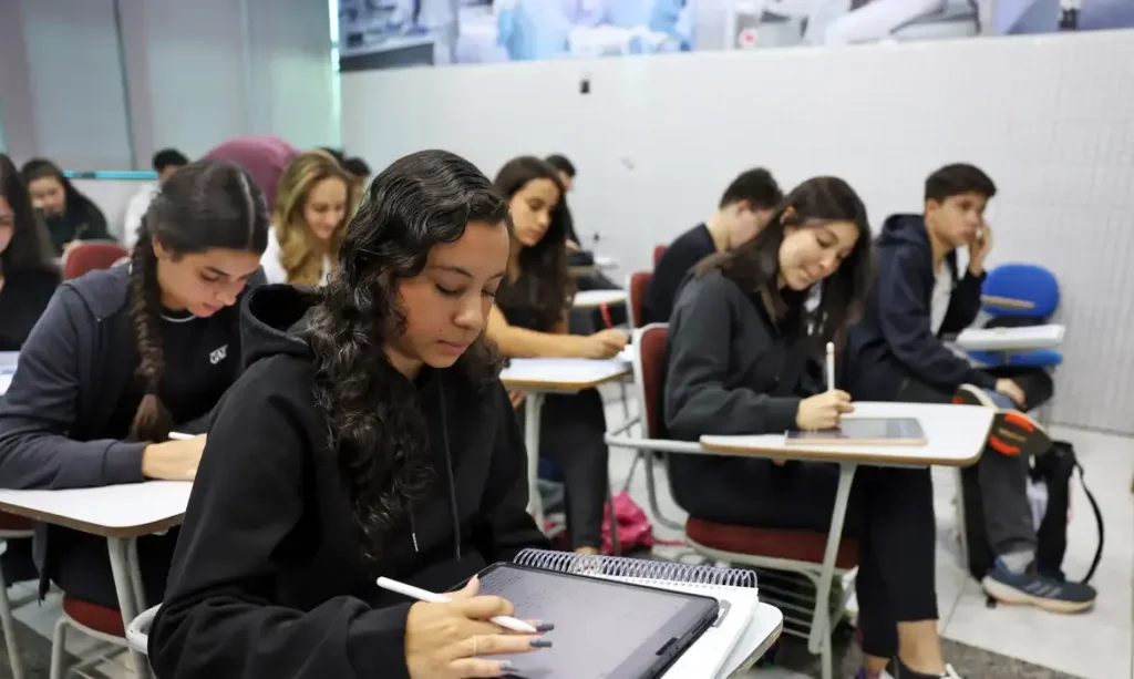 lista-de-espera-do-fies-2025-e-divulgada-com-chamadas-ate-setembro
