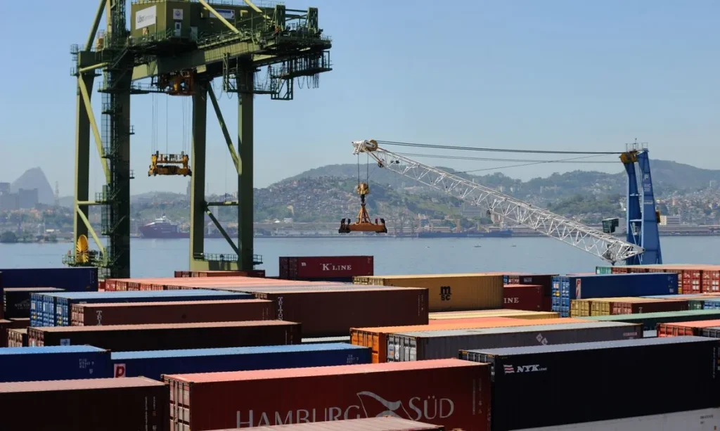 balanca-comercial-tem-superavit-de-us$-7,4-bilhoes