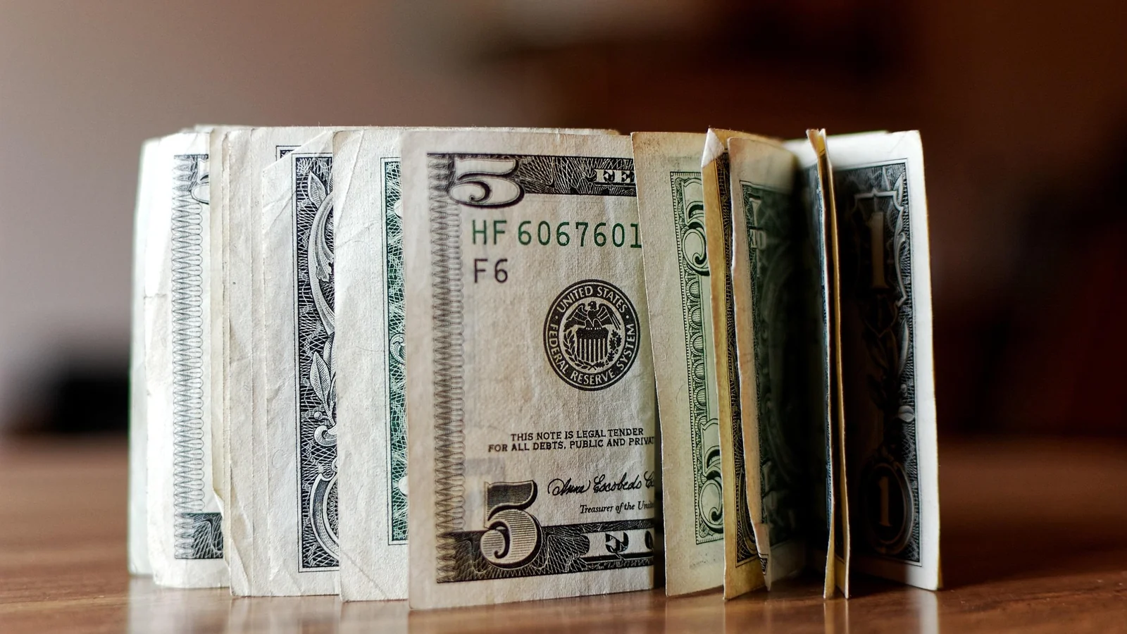 dolar:-comprar-agora-ou-esperar-uma-queda?
