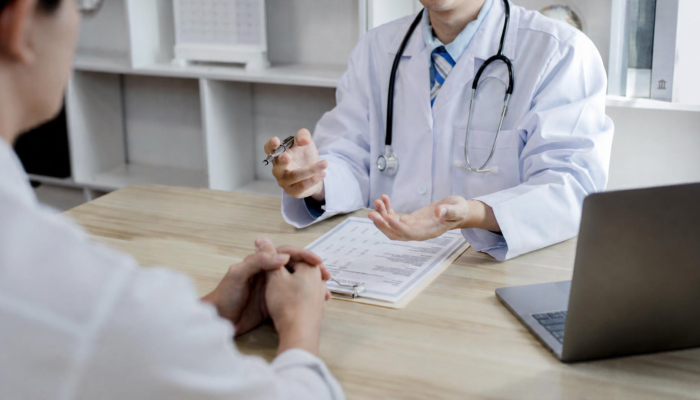 Médica do HU-UFS/HU Brasil ressalta que diagnóstico da hidradenite geralmente é tardio, já que a doença pode ser confundida com o furúnculo.