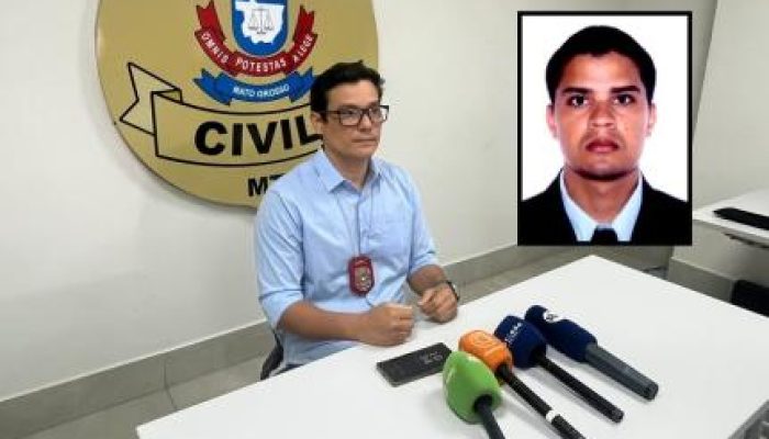 Após a saída da Central de Flagrantes, o advogado e outro suspeito deixaram a família da vítima em casa. Na sequência, o grupo buscou outros dois suspeitos, entre eles um apontado como responsável pela disciplina da organização criminosa na época e outro identificado pela investigação como proprietário da droga, sendo ele Geison dos Santos Nascimento, foragido. 

 

De acordo com Michael Paes, os 4 investigados seguiram até uma estrada vicinal, em uma área isolada, onde a vítima foi torturada e executada. O laudo pericial apontou 16 disparos de arma de fogo e 15 golpes de faca, além de lesões e possíveis queimaduras no corpo.

 

“Ficou muito claro na investigação que os quatro indivíduos estavam no local. A gente tem dados técnicos que comprovam isso”, afirmou o delegado, ao explicar que os elementos reunidos indicaram a participação dos suspeitos nos atos executórios.

 

A Polícia Civil trabalha com a hipótese de que a execução tenha sido realizada para intimidar outros integrantes da facção e moradores da região, diante da suspeita de que Gabriel teria delatado a localização da droga.

 

Advogado defendia interesses de facção

Durante a entrevista, Michael Paes afirmou que a investigação identificou participação concreta do advogado no homicídio. Segundo ele, o fato de o investigado exercer a advocacia não alterou o tratamento dado pela Polícia Civil ao caso.

 

O delegado ressaltou, porém, que a atuação de Ênio na defesa de integrantes de organizações criminosas, por si só, não constitui irregularidade. A suspeita investigada é de que ele tenha ultrapassado o exercício da defesa técnica e participado diretamente do crime. Ele destacou que o caso é excepcional e não representa a advocacia como um todo.

 

A Operação Silenciar foi deflagrada após a conclusão do inquérito policial e o deferimento das prisões preventivas pela Justiça. Além do advogado, outros dois investigados, que já estavam presos na Penitenciária Central do Estado (PCE), são alvos de mandados relacionados ao homicídio. Um quarto suspeito continua foragido.