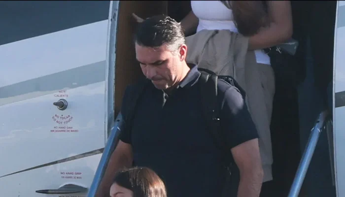 Flávio Bolsonaro desembarca em Miami com a família após fugir do Brasil  • Getty Image