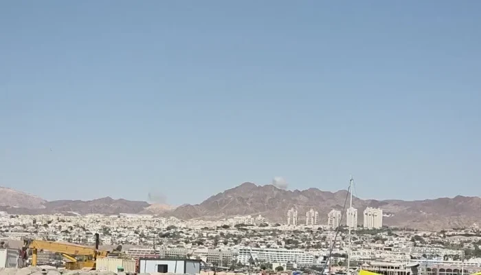 Fumaca-vista-de-Eilat-apos-a-Jordania-interceptar-seis-misseis-iranianos