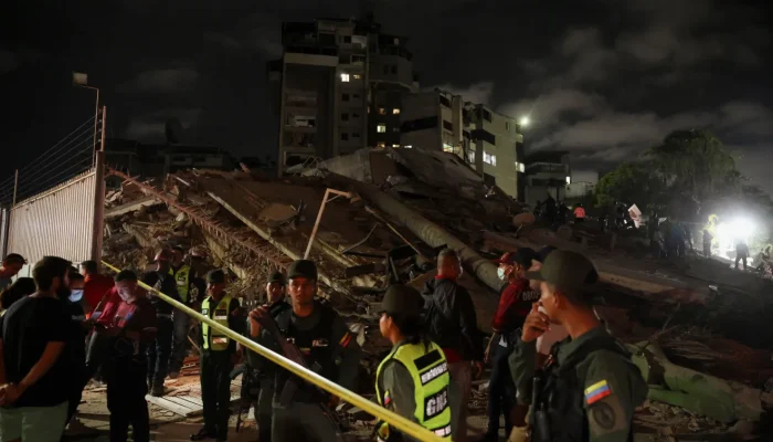 Membros-da-Guarda-Nacional-Bolivariana-montam-guarda-no-local-de-um-predio-desabado-que-foi-isolado-apos-um-terremoto-em-Caracas-na-Venezuela-em-24-de-junho-de-2026