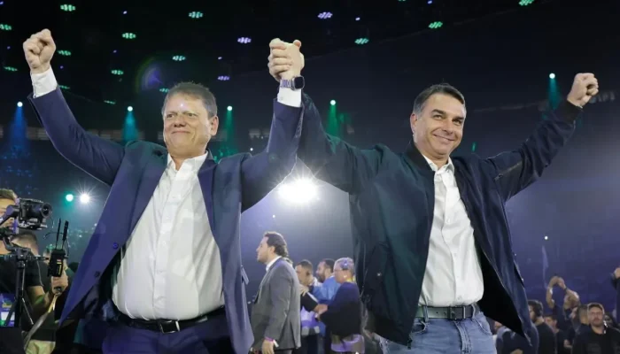 Tarcisio-de-Freitas-e-Flavio-Bolsonaro