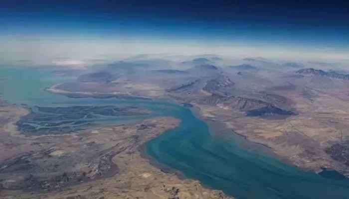 Vista-aerea-da-ilha-de-Qeshm-separada-do-continente-iraniano-pelo-Estreito-de-Clarence-no-Estreito-de-Ormuz