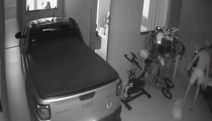moto-ldquo-liga-sozinha-rdquo-em-garagem-e-assusta-familia-em-sorriso-video-viraliza-nas-redes-veja-o-video