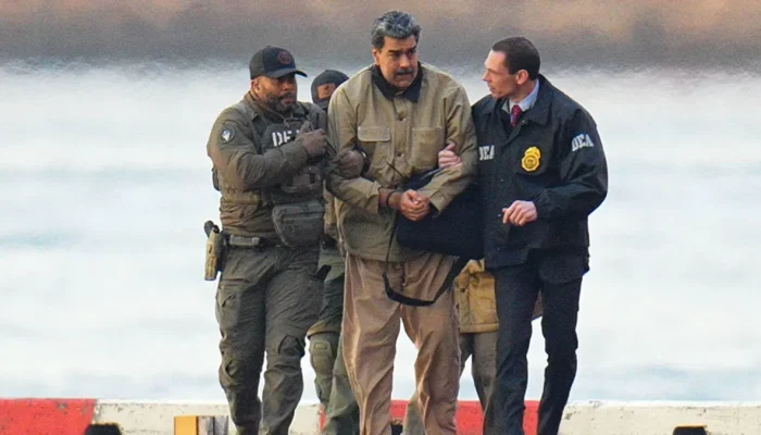 Nicolás Maduro escoltado por agentes federais norte-americanos  • XNY/Star Max/GC Images