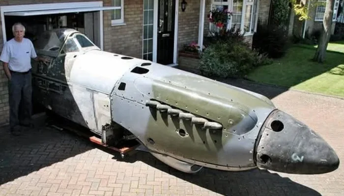 Homem britânico guardou caça da Segunda Guerra Mundial por 20 anos; hoje, vendeu a aeronave por R$ 120 mil  • Reprodução