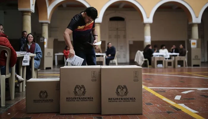 Colombianos vão às urnas para exercer seu direito de voto eleições legislativas em Bogotá, Colômbia, em 8 de março de 2026  • Esteban Vege La-Rotta/Anadolu via Getty Images